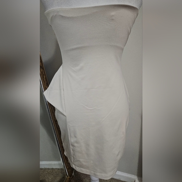 SUSANA MONACO 16" Strapless Dress With
Ruffle Detail in Blanched
Almond. SIZE SM - Picture 11 of 12